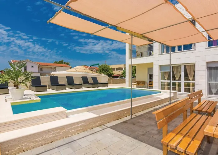 One-Bedroom Apartment In Vir Vir