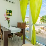 One-Bedroom Apartment In Vir Vir