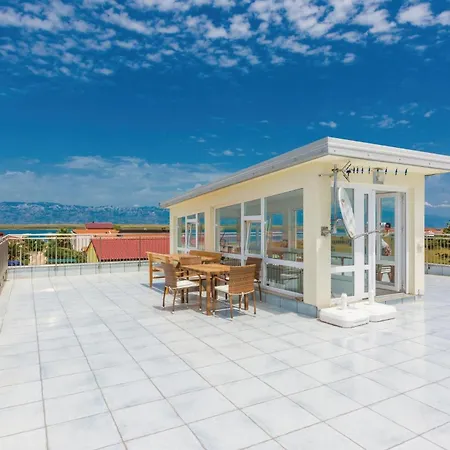 1 Bedroom Beautiful In Apartment Vir