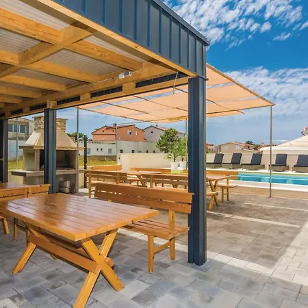 Apartment 1 Bedroom Beautiful In Vir